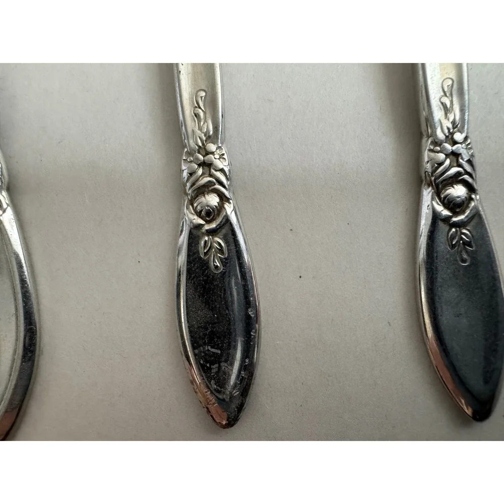 Oneida Community Stainless Floral 4 Spoons 2 Tablespoons 2 Teaspoons Silver‎